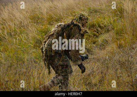 Un soldat américain, affecté au 1er Bataillon, 4e Régiment d'infanterie, promenades à travers les hautes herbes dans le cadre du Défi de l'harcèlement meilleur sniper Squad compétition à la 7ème commande d'entraînement de l'armée, du secteur d'entraînement Grafenwoehr, Bavière, Allemagne, le 26 octobre 2016. L'Escouade Sniper mieux la concurrence est un stimulant de la concurrence l'Europe de l'armée les militaires de toute l'Europe de la concurrence et améliorer le travail d'équipe avec les alliés et les pays partenaires. (U.S. Photo de l'armée par la CPS. Emily Houdershieldt) meilleure équipe européenne Sniper Concours 2016 161026-A-UK263-084 Banque D'Images
