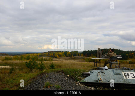 Un soldat américain, affecté à la 2e régiment de cavalerie, utilise l'optique de trouver des concurrents au cours de la traque de l'Défi Meilleur Sniper Squad compétition à la 7ème commande d'entraînement de l'armée, du secteur d'entraînement Grafenwoehr, Bavière, Allemagne, le 26 octobre 2016. L'Escouade Sniper mieux la concurrence est un stimulant de la concurrence l'Europe de l'armée les militaires de toute l'Europe de la concurrence et améliorer le travail d'équipe avec les alliés et les pays partenaires. (U.S. Photo de l'armée par la CPS. Emily Houdershieldt) meilleure équipe européenne Sniper Concours 2016 161026-A-UK263-207 Banque D'Images