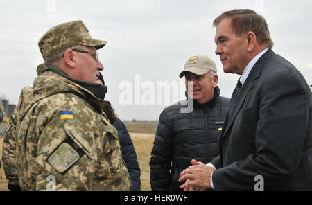 L'viv, Ukraine- Tom Ridge (à droite), ancien secrétaire de la Sécurité intérieure s'entretient avec le général Pavlo Tkachuk, commandant des forces terrestres de l'Ukraine et de l'Académie à la retraite de l'Armée Le Général John Abizaid (milieu), conseiller auprès de l'Ukraine le ministre fédéral de la Défense, le 11 novembre, lors d'une tournée des plages au Centre de sécurité et de maintien de la paix internationale. Les soldats à l'IPSC font partie de la formation Group-Ukraine multinationales conjointes et la mission de construire un développement durable, la capacité et le potentiel de formation durable dans les forces armées ukrainiennes. (Photo par le sergent. Elizabeth Tarr) Ancien Banque D'Images