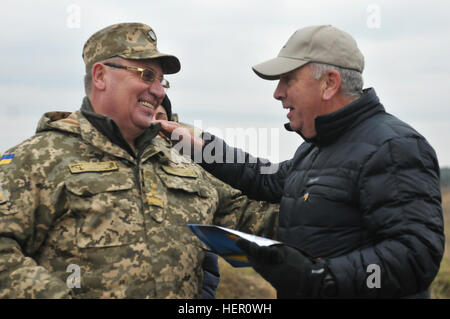 L'viv, Ukraine--retraite de l'Armée Le Général John Abizaid, conseiller auprès de l'Ukraine le ministre fédéral de la Défense parle avec le Lieutenant Général Pavlo Tkachuk, commandant des forces terrestres de l'Ukraine au cours d'une visite de l'Académie les fourchettes à l'internationales de maintien de la paix et à la sécurité, Nov.11. Abizaid a récemment été nommé conseiller auprès du ministre de la défense ukrainien Stepan Poltorak par le Secrétaire de la Défense Ash Carter. JMTG-U a pour mission fait partie des efforts en cours pour contribuer à l'Ukraine sur le long terme de la réforme militaire et de professionnalisme et d'aider à améliorer la capacité de défense du pays et de la capacité de formation. (Photo de l'Armée Banque D'Images