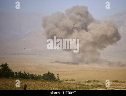 Dans la province de Kandahar, en Afghanistan, une équipe de déminage de la Force spéciale d'opérations Sud a mené une opération de déminage dans le district de Khakrez le 31 mai 2011. Des commandos afghans du 3e Commando Kandak de l'Armée nationale afghane ont dirigé l'opération, appuyée par la police nationale afghane. La mission a permis de retirer quatre insurgés présumés et de saisir des engins explosifs improvisés et un dispositif de visée d'armes, ce qui a permis de se déplacer en toute sécurité dans la zone. Banque D'Images