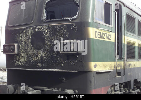 Le moteur 2742 a été attaqué avec un engin explosif improvisé a explosé sous le train pendant une cargaison exécuter la première semaine de novembre 2003. Les trains sont irr sous les attaques presque quotidiennes en raison de leur valeur pour la population de l'Irak et la Coalition. La Force opérationnelle interarmée de la coalition 7 fournit des fonds et de contrôle, comme la société ferroviaire iraquien reconstruit et maintient son infrastructure. Le républicain de l'Iraq les lignes de chemin de fer, à l'origine commencé dans les années 1910, assurer le transport des marchandises et des passagers à plus de 100 gares ferroviaires à travers l'Iraq. La construction de la Gare Centrale de Bagdad a été st Banque D'Images