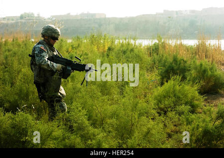 1ère classe privée Anthony Oddo, 511e MP Co., parcourt la brosse sur une île pendant une patrouille conjointe entre l'IPs et les députés sur le Tigre à al Kut, Novembre 24. La police irakienne, la police militaire Effectuer rivière mixte, d'abord en patrouille Kut 132504 Banque D'Images