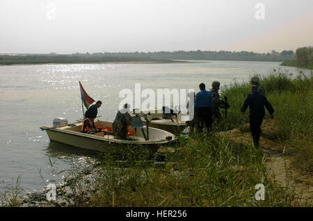 La police irakienne et les députés laisser leurs bateaux après une patrouille conjointe sur le Tigre à al Kut, Novembre 24. La police irakienne, la police militaire Effectuer rivière mixte, d'abord en patrouille Kut 132505 Banque D'Images