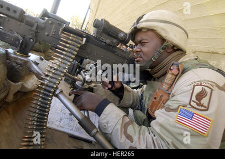 Après des coups de feu éclate au cours d'une manifestation au centre-ville de Kirkouk, Irak, une armée américaine (USA) soldat, 173e Brigade aéroportée (ABN BDE), Caserma Ederle, Italie (ITA), mans son FNMI 7,62 mm M240G machine gun et garde un œil attentif sur le périmètre d'un bâtiment du gouvernement. La démonstration, réalisée durant l'opération IRAQI FREEDOM, est en signe de protestation contre les craintes de domination kurde dans la ville riche en pétrole. Histoire de la SETAF 0001 Banque D'Images