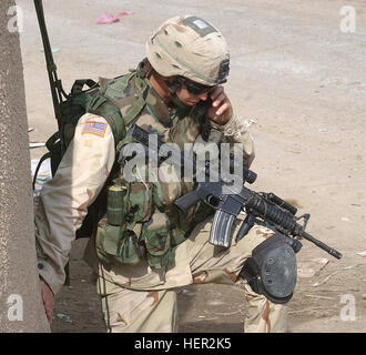 Un soldat affecté à l'entreprise B , 1/505 Parachute Infantry Regiment 82d Airborne Division reste en communication avec l'équipe vers l'élément après des coups de feu sont tirés au cours de la réunion avec le général John Abizaid commandant du Commandement central de l'armée des États-Unis et de l'Al Fallujah Conseil le 12 février 2004 durant l'opération Iraqi Freedom. Photo prise par le s.. Charles B. Johnson nous- souder Banque D'Images