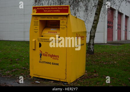 Banque de vêtements à la caserne de pompiers de Moulton Northampton Angleterre pompiers du Royaume-Uni collecte d'informations sur le danger collecter des boîtes en métal jaune peint caritatif Banque D'Images