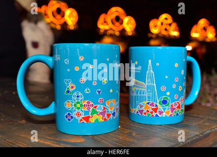Gluhwein se mugs sur un marché de Noël stalle autour de la cathédrale Saint-Étienne, Vienne en décembre, Autriche Banque D'Images