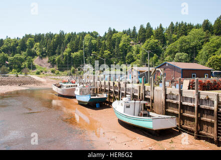 Les bateaux sont au repos pendant la marée basse à marée haute, célèbre village Saint-martin (Nouveau-Brunswick, Canada). Banque D'Images