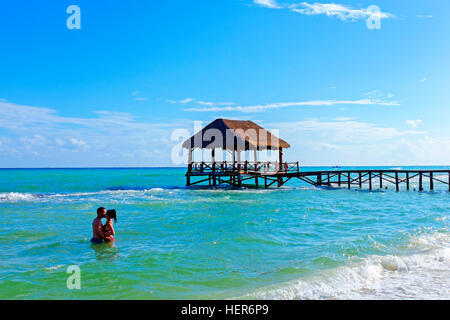 Couple ayant un baiser tandis que dans la mer des Caraïbes, Riviera Maya, Playa Del Carmen, Mexique Banque D'Images