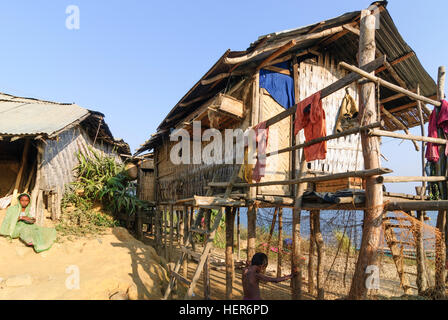 Les gens de Rangamati : Tripura minorité sur une île dans le lac de Kaptai, la division de Chittagong, Bangladesh Banque D'Images