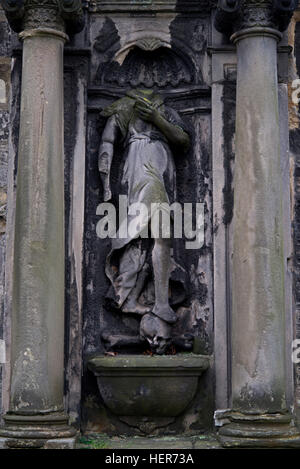 Détails sur la peinture murale du 17e siècle monument à Sir George Foulis d Ravilston dans Greyfriars Kirkyard, Édimbourg, Écosse, Royaume-Uni. Banque D'Images