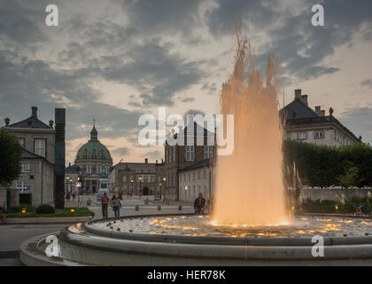 Les fontaines éclairées la nuit à Amalienborg à Copenhague Banque D'Images