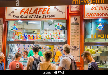 Mi-va-mi, falafel fast food restaurant, plats à emporter la nuit Banque D'Images