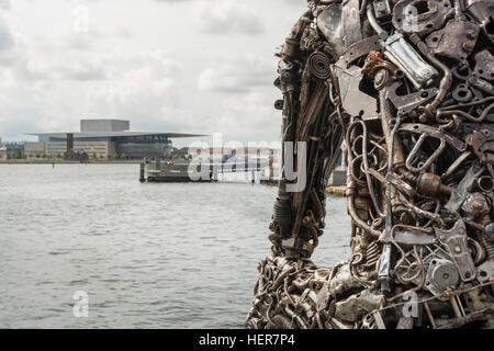 Zinkglobal, graphismes faits de pièces de moteur de voiture et qui se trouve en face de l'eau à Frederikshavn, Copenhague. Banque D'Images