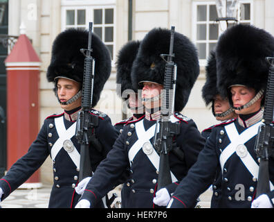 Des soldats en uniforme effectuer la relève quotidienne de la garde, la résidence royale d'Amalienborg à Copenhague Banque D'Images