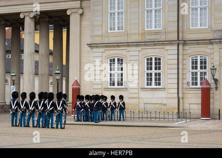 Des soldats en uniforme effectuer la relève quotidienne de la garde, la résidence royale d'Amalienborg à Copenhague Banque D'Images