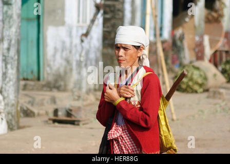 Femme de l'Haïfa : peuple khasi dans le village de Tyrna, Meghalaya, en Inde Banque D'Images