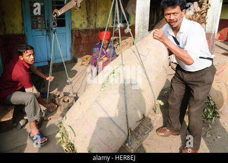 Les gens de l'Haïfa : peuple khasi dans le village de Tyrna pesant sur la feuille d'Indian Bay (Cinnamomum tejpata), Meghalaya, en Inde Banque D'Images