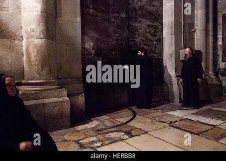 Jérusalem, Israël - 28 octobre 2013 : Les moines de l'Église grecque orthodoxe à assister à la procédure de verrouillage des portes de l'église de Saint Sépulcre. Banque D'Images