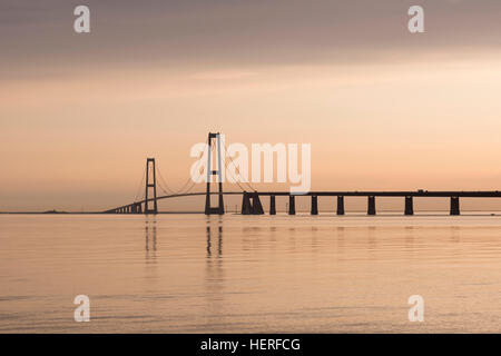 Pont du Grand Belt, soir, Storebaeltsbroen, Great Belt Strait, Korsør, municipalité, Danemark Slagelse Banque D'Images