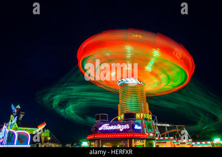 Carrousel balançoires en mouvement, Scène de nuit, l'Oktoberfest, Munich, Bavière, Allemagne Banque D'Images