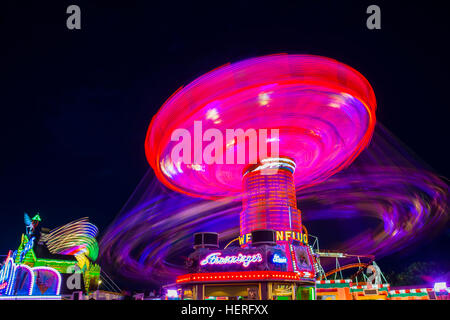 Carrousel balançoires en mouvement, Scène de nuit, l'Oktoberfest, Munich, Bavière, Allemagne Banque D'Images