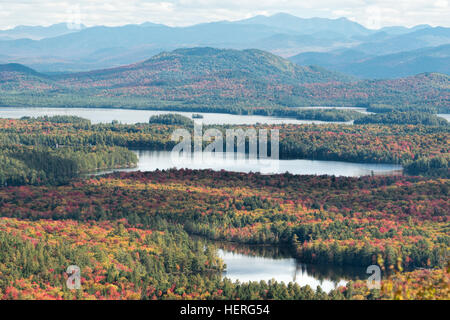 Vue depuis le sommet de la montagne de l'étang Long, Adirondack State Park, New York. Banque D'Images