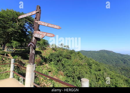 Point de vue et signe de Doi Tung à Chiang Rai, Thaïlande Banque D'Images