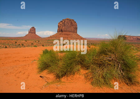 États-unis d'Amérique, USA, Arizona, AR, Monument Valley, des formations rocheuses, des mitaines de droite (à gauche) & Merrick Butte Banque D'Images