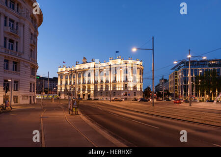 Vienne, Autriche - 16 MAI 2016 : ville rue de karlsplatz la nuit, industrie bâtiment gewidmet Banque D'Images