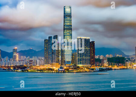 Hong Kong, Chine skyline de Kowloon à travers le port de Victoria. Banque D'Images