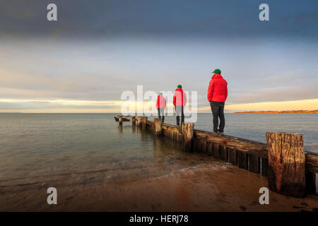 Homme debout sur un épi, Mentone Beach, Melbourne, Victoria, Australie Banque D'Images