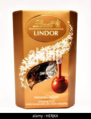 Une boîte de chocolats assortis Lindt Lindor Banque D'Images