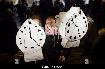 Brighton Sussex Royaume-Uni 21 décembre 2016 - la procession annuelle Burning the Clocks lanterne et l'exposition de feu à Brighton ce soir. L'événement est organisé par l'association artistique de la communauté Same Sky pour célébrer le solstice d'hiver et pour réfléchir sur l'année passée Banque D'Images