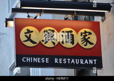 Un restaurant chinois signer dans Chinatown, Londres, UK Banque D'Images