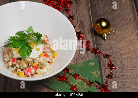 Les bâtonnets de crabe salade avec le maïs, l'oignon et le riz sur la table du nouvel an Banque D'Images