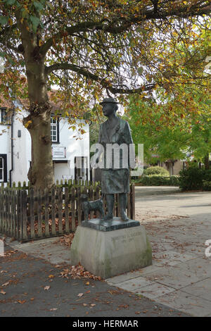 Statue de l'écrivain Dorothy L. Sayers et son chat à Witham, Essex Banque D'Images