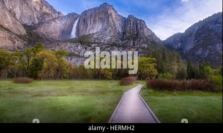 Upper Yosemite Falls, Yosemite Valley, Californie, États-Unis Banque D'Images