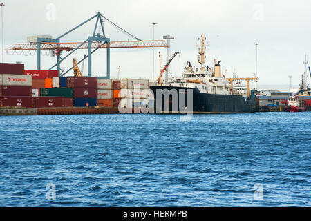 Port de Belfast montrant de grands navires à quai et les nouveaux bâtiments construits dans le cadre du réaménagement du port Banque D'Images