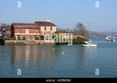 Yachts et bateaux de plaisance attraper la lumière du soleil dans le beau port de Kinsale et marina dans le comté de Cork en Irlande. Banque D'Images