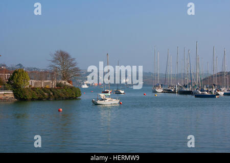 Yachts et bateaux de plaisance dans le célèbre port de Kinsale harbour et port de plaisance dans le comté de Cork, dans le sud de l'Irlande. Banque D'Images