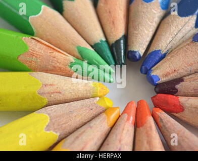 Crayons de couleur dans un cercle Banque D'Images