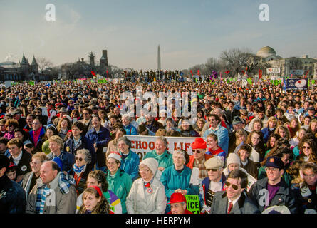 Washington, DC, États-Unis, le 22 janvier, 1992 Le rapport annuel sur la th mars pro-vie national mall. Des milliers de manifestants du monde entier se retrouvent chaque année à Washington pour protester contre l'avortement. Credit : Mark Reinstein Banque D'Images