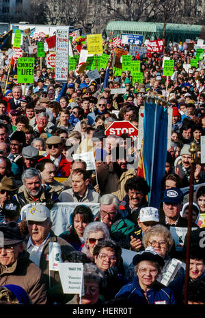Washington, DC, États-Unis, le 22 janvier, 1992 Le rapport annuel sur la th mars pro-vie national mall. Des milliers de manifestants du monde entier se retrouvent chaque année à Washington pour protester contre l'avortement. Credit : Mark Reinstein Banque D'Images