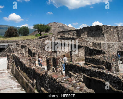 Aztec ruins avec pyramide de la Lune dans la distance, Teotihuacan - Mexico Banque D'Images