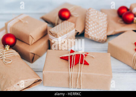 Cadeaux de Noël enveloppé dans du papier brun Banque D'Images