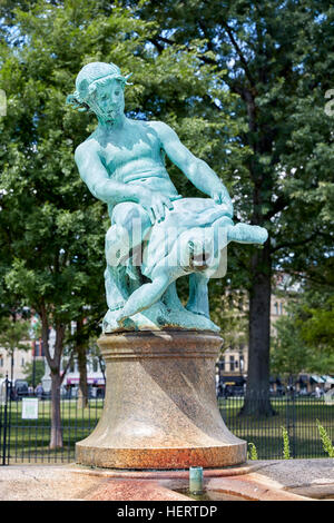 Fontaine de Burnside, Turtle Boy par Henry Bacon, Worcester, MA, USA Banque D'Images