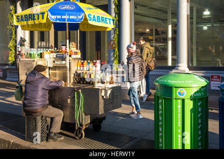 Sabrett stand de hot-dog sur une rue de la ville de New York Banque D'Images