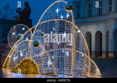 L 'étoile' illumination de Noël à Varsovie, Pologne. Les lumières de Noël sont transformés en étoiles et planètes sur l'une des rues. Banque D'Images